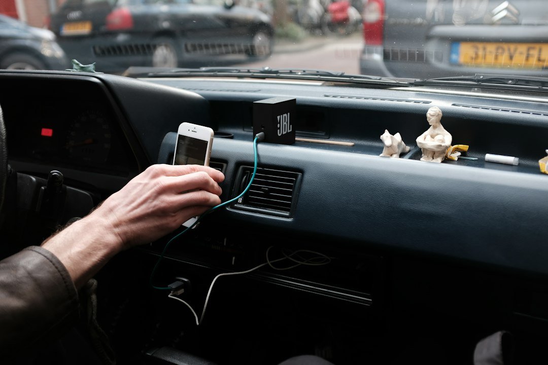 Interior de un coche durante un trayecto por carretera