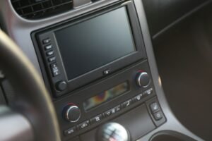 Radio integrada en el salpicadero de un coche compatible con entrada auxiliar
