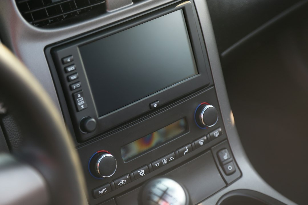 Radio integrada en el salpicadero de un coche compatible con entrada auxiliar