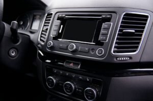 Radio estéreo integrada en el salpicadero de un coche