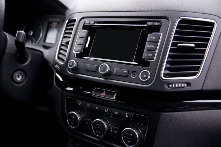 Radio estéreo integrada en el salpicadero de un coche