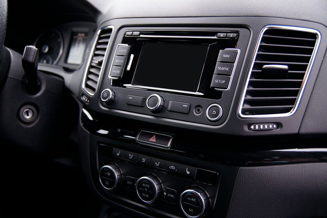 Radio estéreo integrada en el salpicadero de un coche