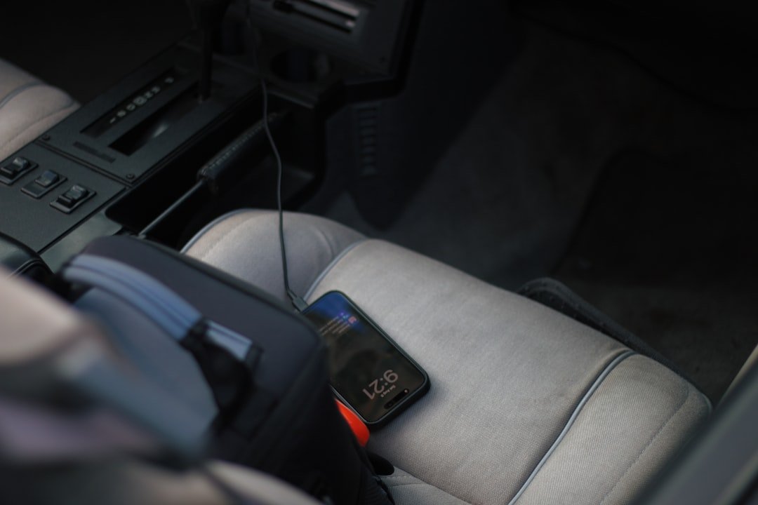 Teléfono móvil conectado a un cargador dentro de un coche